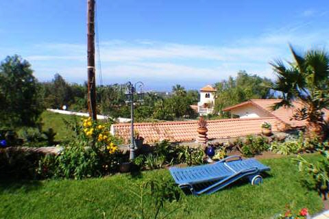 Covered terrace close to the swimming pool