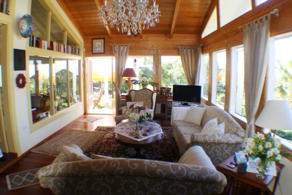 Ample living room with access to the garden