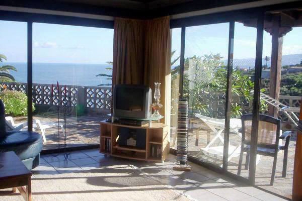 Living room with panoramic view to the sea