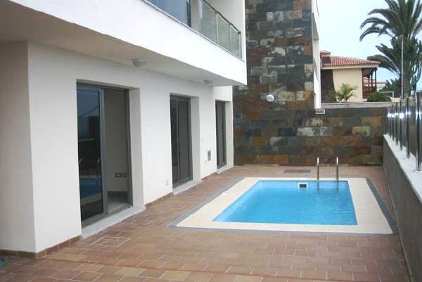 Terraced house with swimming pool
