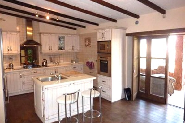 Fully fitted kitchen