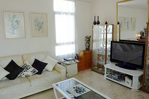 Ligh sitting room with access to the terrace