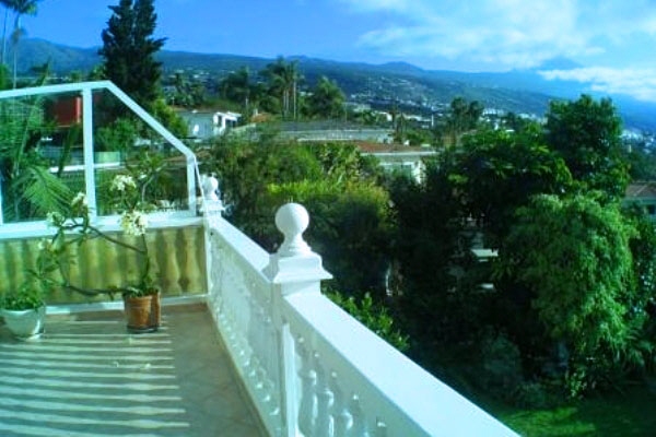 Balkony with wide views to the sea
