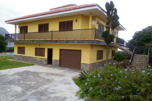 The villa with a surrounding balcony in a long shot
