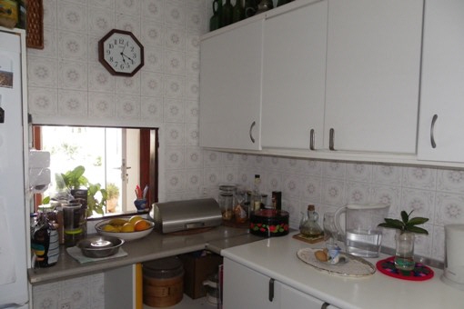 Fitted kitchen with hatch