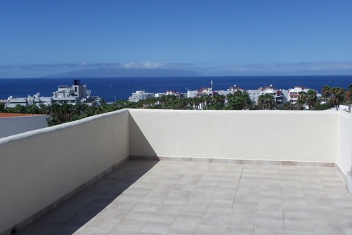 The Atlantic Ocean and La Gomera in front of the roof terrace