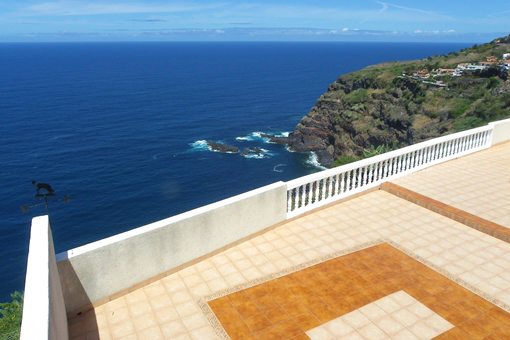 Villa on the seafront with fantastic views: Rare and low priced opportunity in El Sauzal