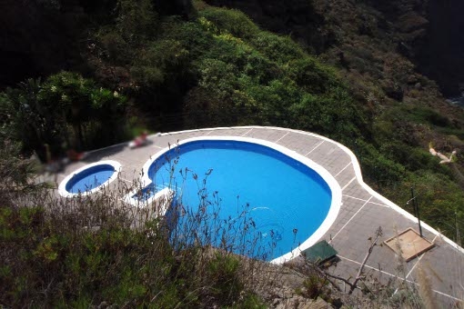 Well maintained communal pool with seperate children´s pool