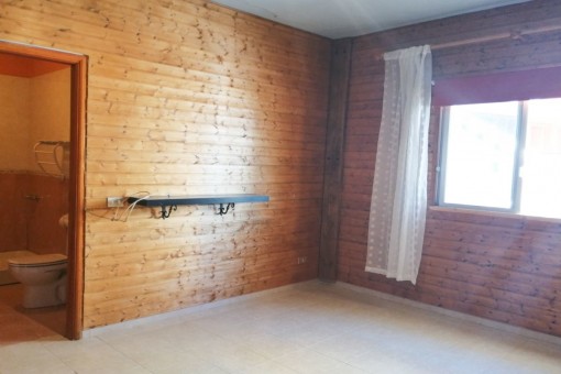 Bedroom with bathroom en suite