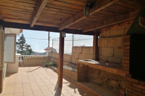 Covered terrace and exterior kitchen