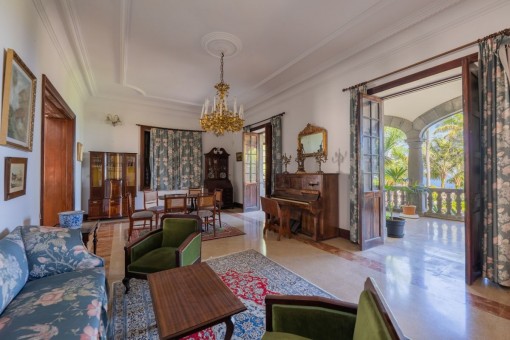 Second living area with balcony access