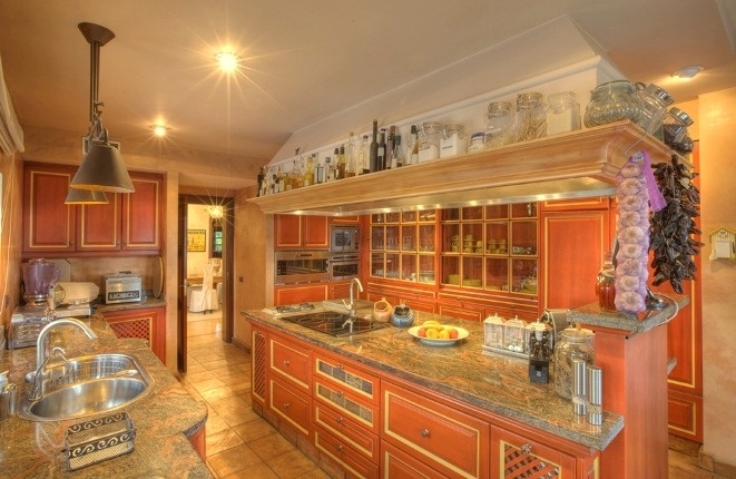 Fully equipped luxury kitchen with plenty of work surfaces and cupboard space