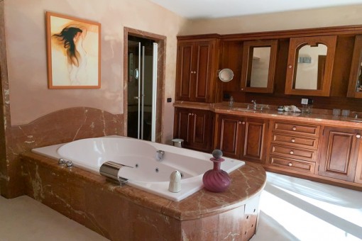 Spacious bathroom