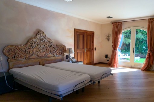 Master bedroom with bathroom en suite