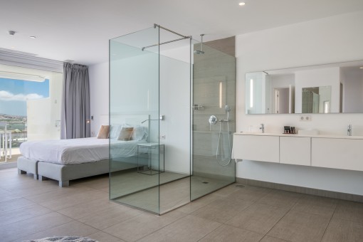 Bedroom with bathroom en suite