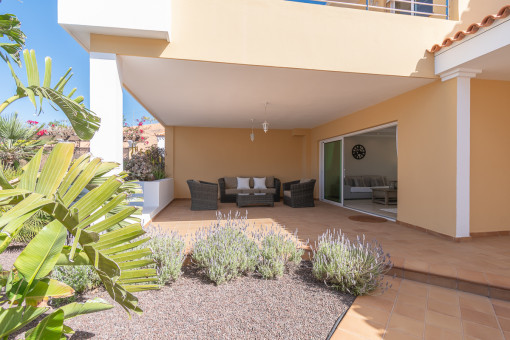 Side terrace