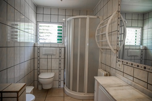 One of 5 bathrooms
