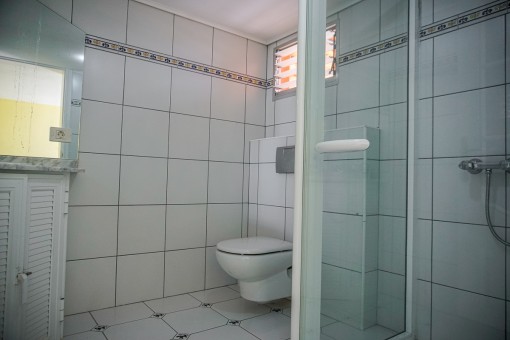 One of 5 bathrooms
