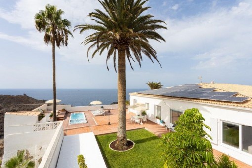 Outdoor area and sea views