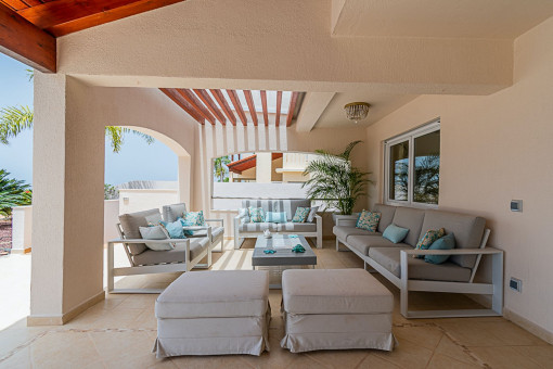 Covered terrace with outdoor lounge