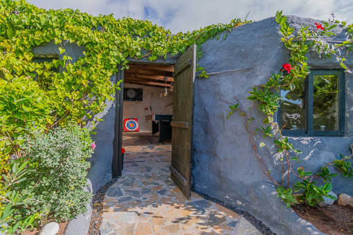 Garden area and acces to the chill out area
