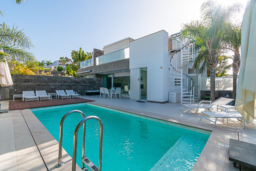 Stunning modern villa with sea views in the upscale area of Playa del Duque