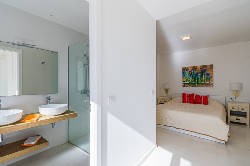 Bedroom with bathroom en suite