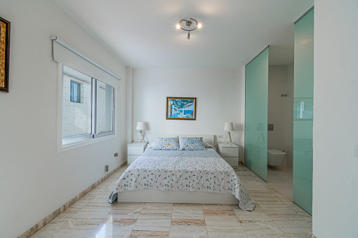 Cosy bedroom with bathroom en suite