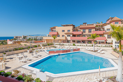 Exceptional corner apartment in El Duque, close to stores and Playa del Duque