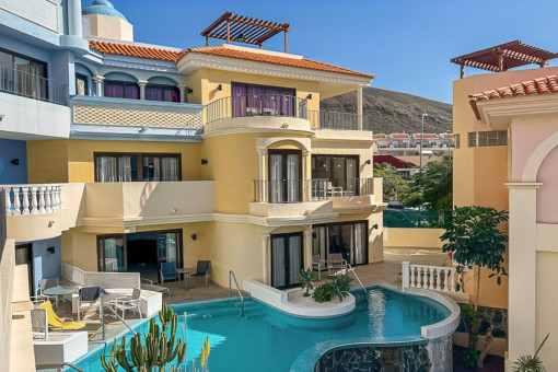 Spacious 2-bedroom apartment with private roof terrace in Los Cristianos<br />
<br />
nos
