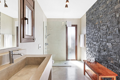 The offers a total of 3 bathrooms