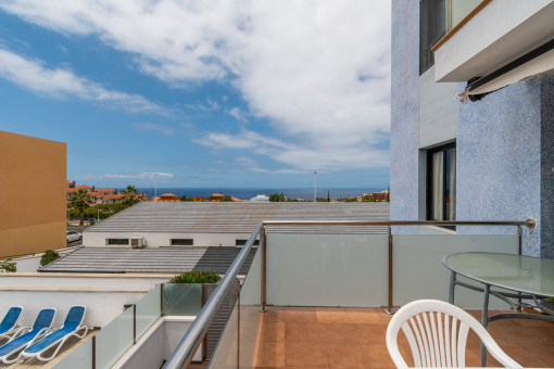 Bright two-bedroom apartment with terrace and views in El Madroñal