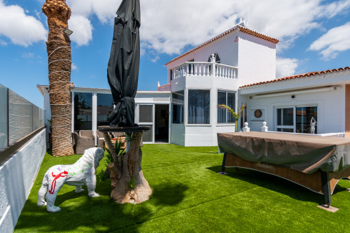 Elegant renovated three-bedroom villa with indoor pool and garden