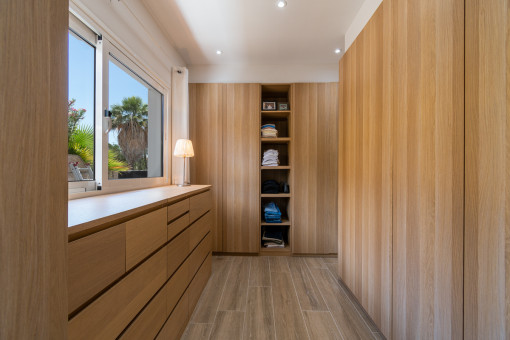 Walk-in wardrobe