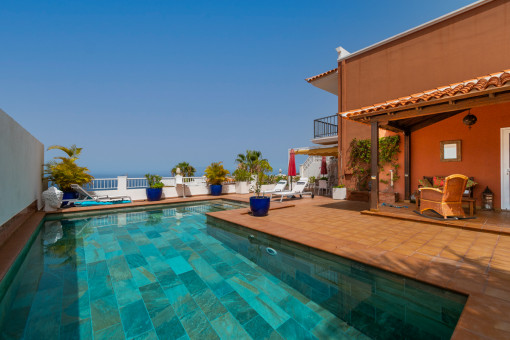 Townhouse with panoramic sea views and private pool in privileged area of Roque del Conde