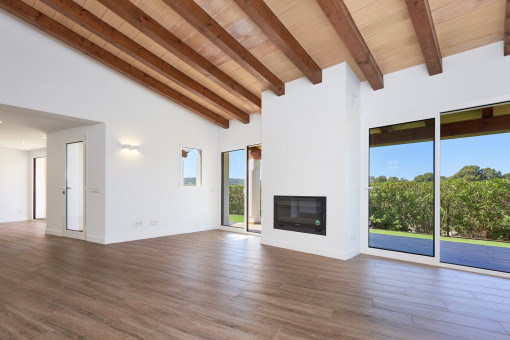Light-flooded living area with access to the garden