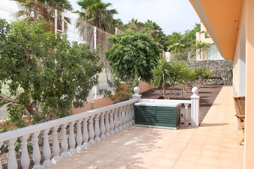 Long terrace with a nice garden