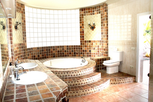 Bathroom with jacuzzi