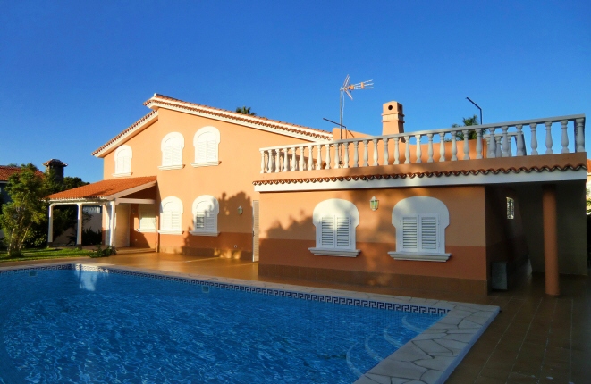 Ideal and as new home in a perfect location with fantastic pool