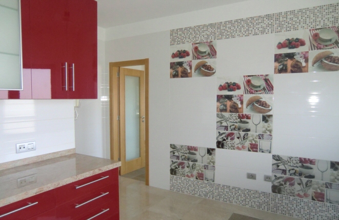 Kitchen with dining area and a decorative eye-catcher