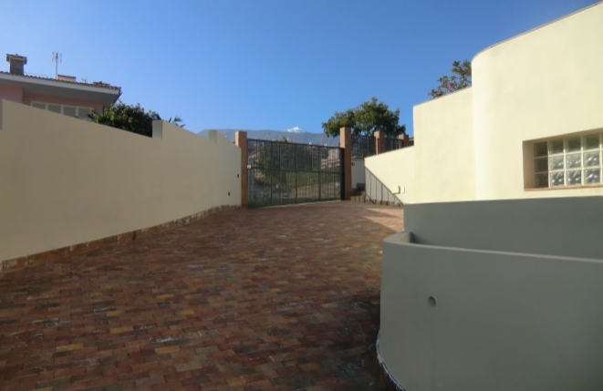 Driveway with automatic gate