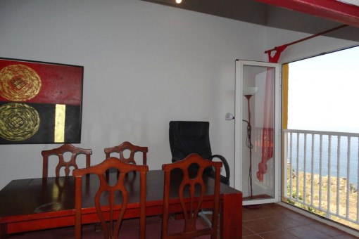 Spacious dining room right on the coast
