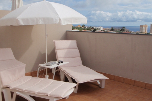 Luxury townhouse with large terraces, sea views and swimming pool in Callao Salvaje