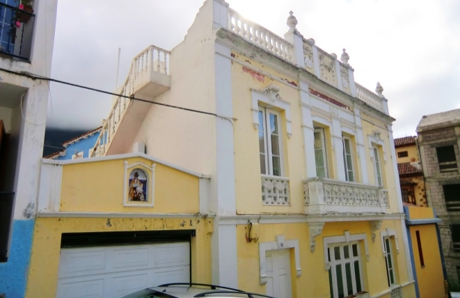 Historic building in San Agustin with several terraces and view of the mountains