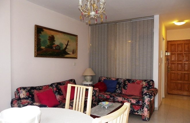 Flexible separable kitchen with entrance and bathroom in the background