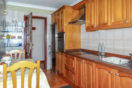 Fully equipped kitchen with breakfast table