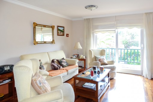 Light-flooded living and dining area