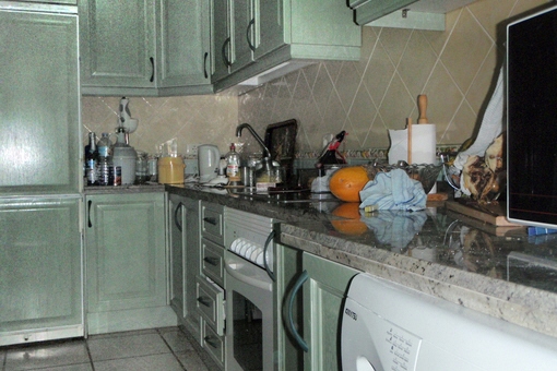 The fully equipped kitchen