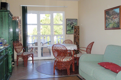Cozy living room with dining area and access to the terrace