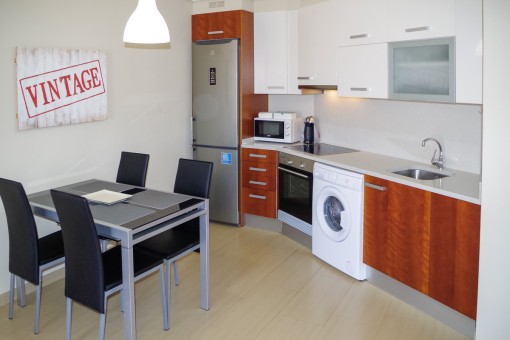 Fully equipped kitchen with dining area